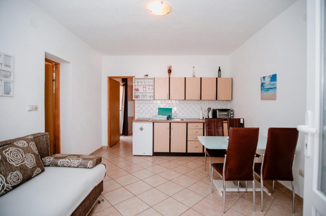 Apartmens Leona Apartment Karlobag Exterior photo