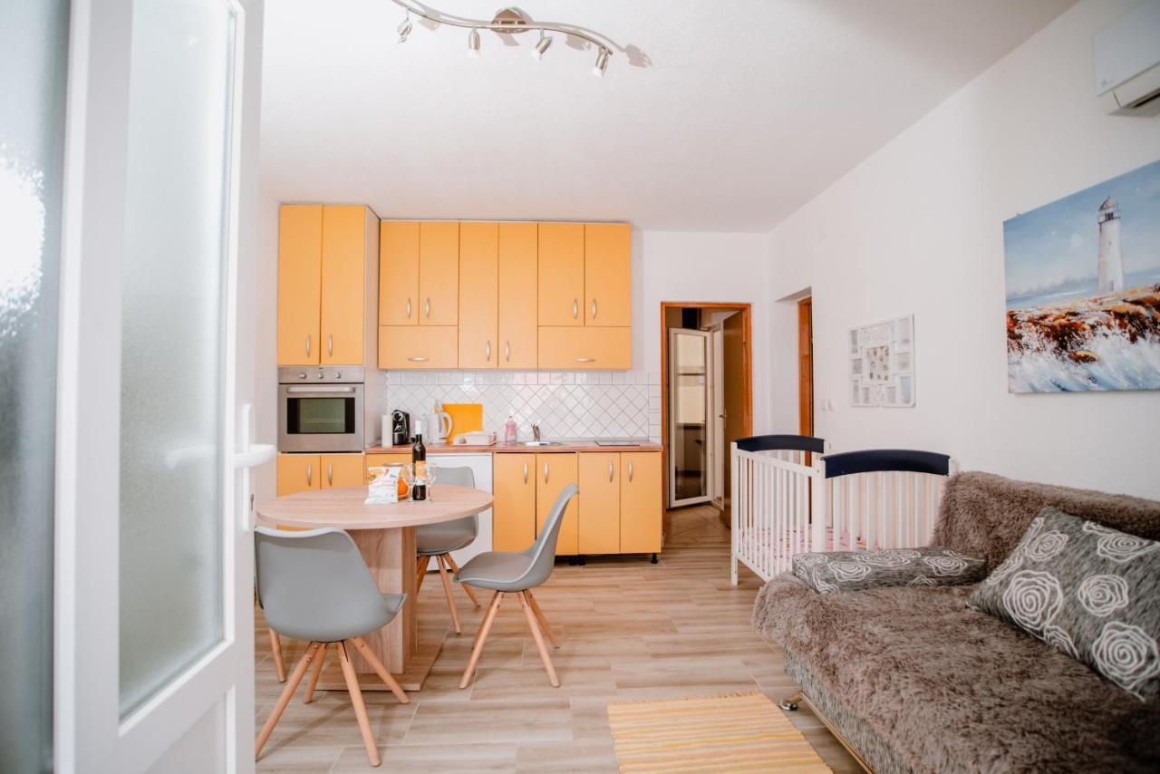 Apartmens Leona Apartment Karlobag Exterior photo